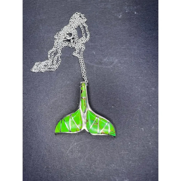 Green Mojave turquoise sterling silver whale tail pendant with chain - Picture 8 of 10